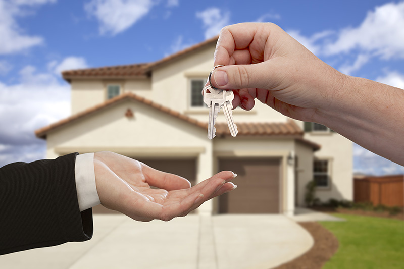 Handing over the keys to a new house after thorough home inspection services 